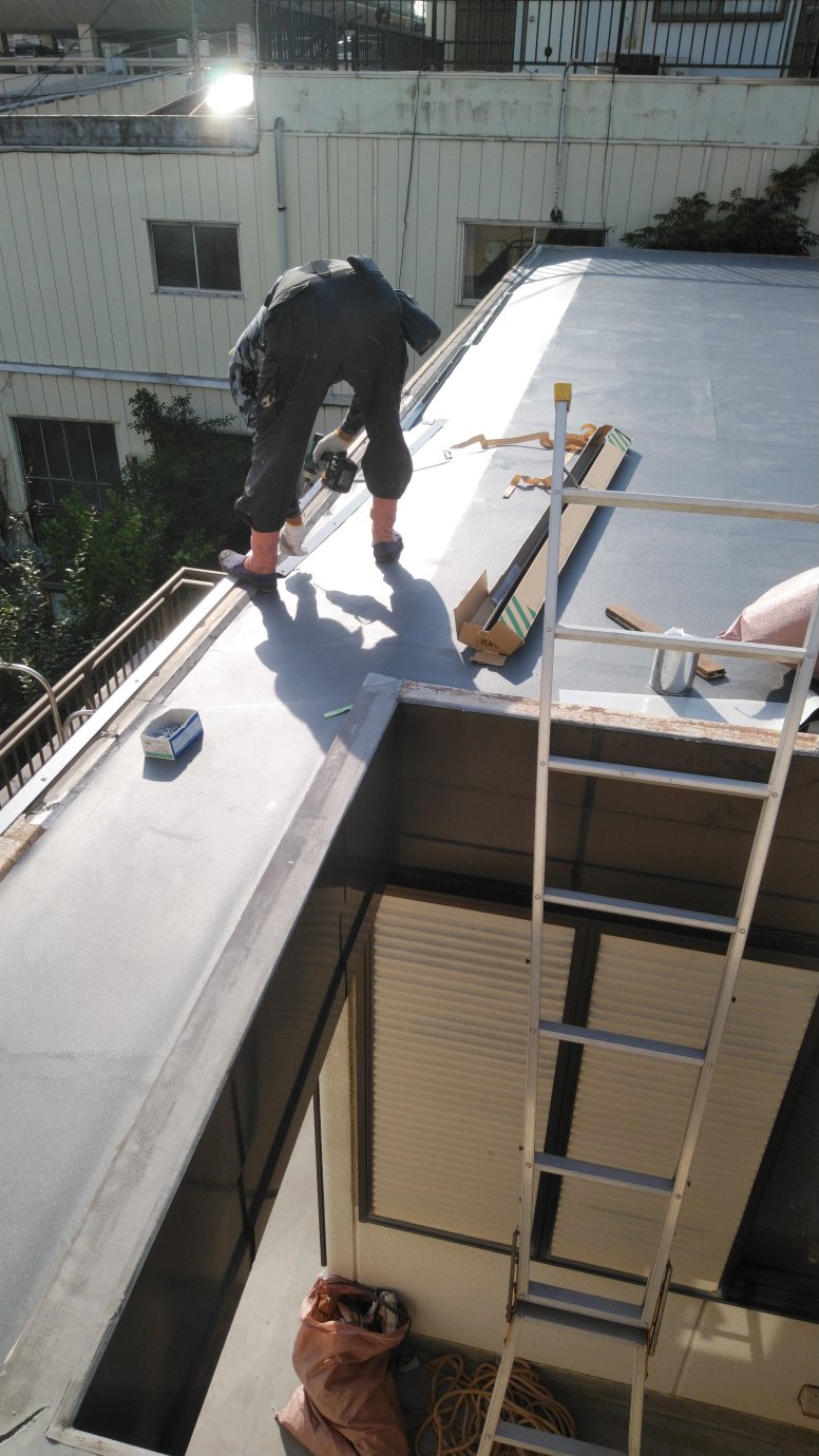 台風24号により防水屋根が飛ばされてしまい、塩ビシート機械式固定工法で改修してます！