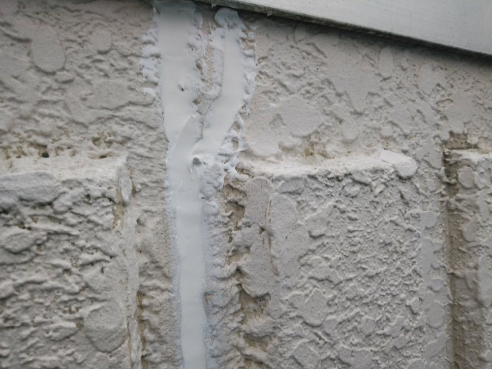 壁から雨漏りがあり、調べたところ配管の引き込みスリーブが建物全体の歪みや地震の揺れによる割れがありました。 塗装仕上げで表明からはなんでもなく見えても中は割れてて、やはり雨漏りをしてるようです。