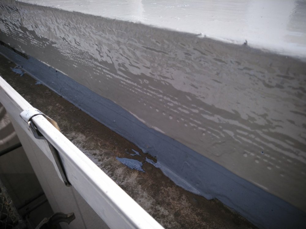 雨漏り防止の対策として水切りテープが有効です。立ち上がりパラペット部などで水を壁に這わせない事が大事になります。