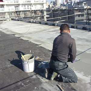 屋上防水の作業風景