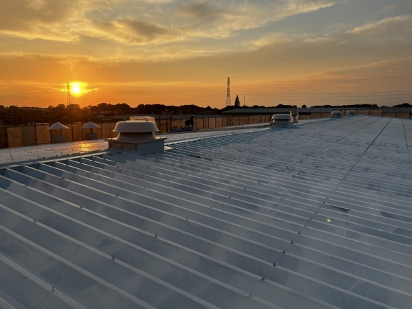 B工場折半屋根　　　　　サーモ遮熱塗装にて持続可能な環境問題に貢献する。