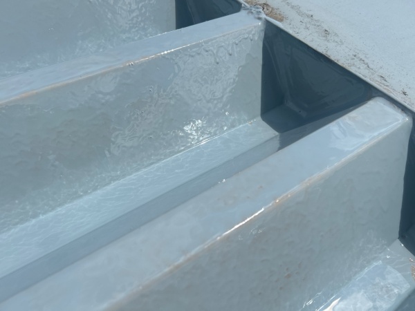 折半屋根サラセーヌタフガイ高耐久　遮熱金属用ホワイトプライマーにより環境対策にも繋がります。
